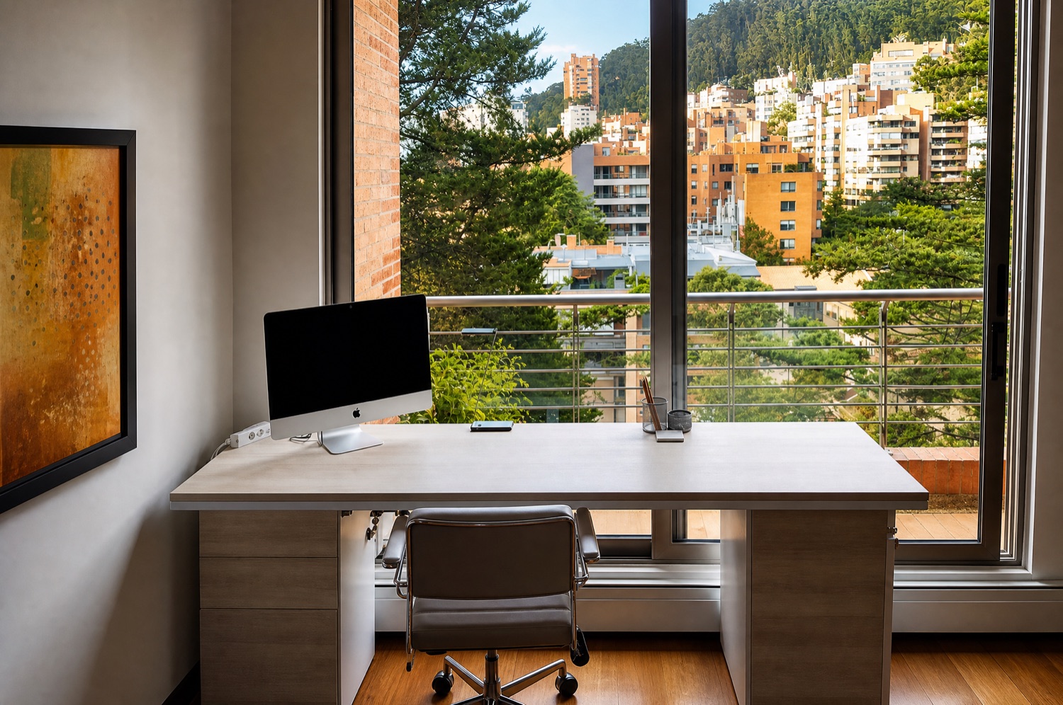Escritorio a medida instalado en un estudio con vista a la ciudad