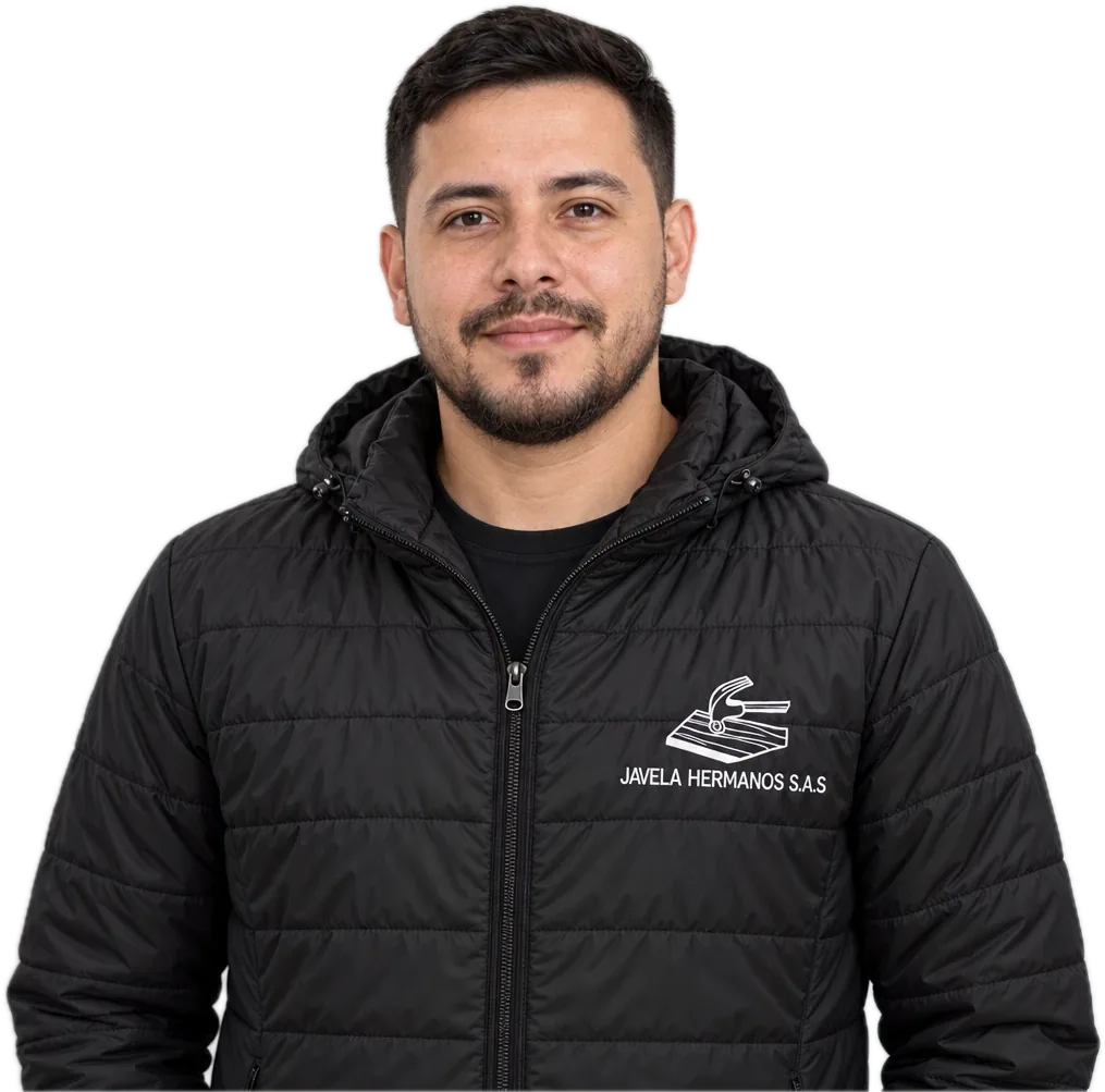 Integrante del equipo de Javela Hermanos con la chaqueta de la empresa
